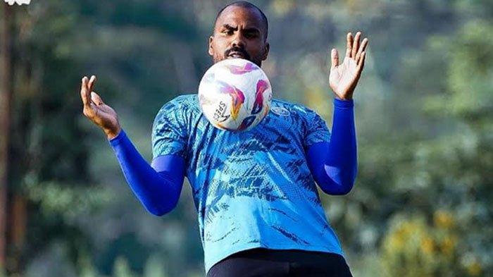 Thales Lira saat mengontrol bola dengan dada dalam sesi latihan tim Arema FC di Lapangan ARG Soccer Field Lawang Malang, Selasa (17/9/2024).