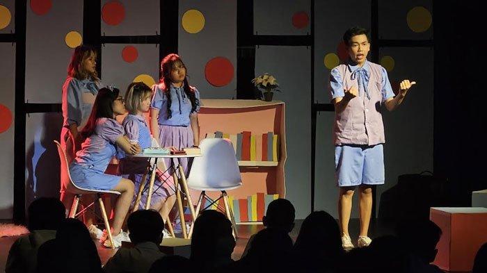 Petra Theatre (PeTre) PCU (Petra Christian University) mementaskan “The Clues”, sebuah pementasan berbahasa Inggris di Petra Theatre Black Box Studio, Kamis (16/11/2023)