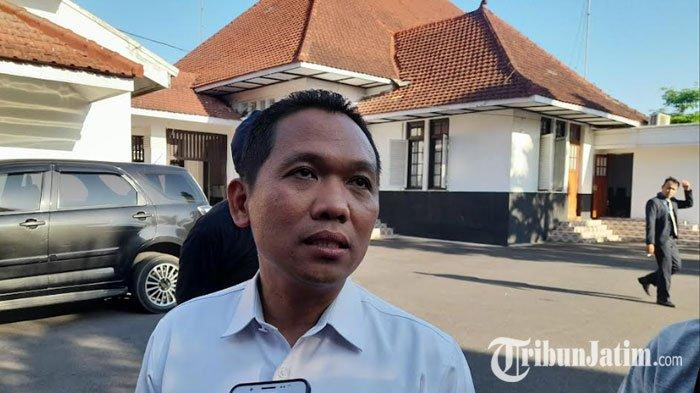 Thoriqul Haq mengemasi barang pribadinya di rumah dinas Pendopo Arya Wiraraja, Kamis (12/9/2023). Hal itu dilakukan menyusul jelang berakhirnya masa jabatannya sebagai Bupati Lumajang. Dia menceritakan pengalaman mistis selama tempati Pendopo Arya Wiraraja