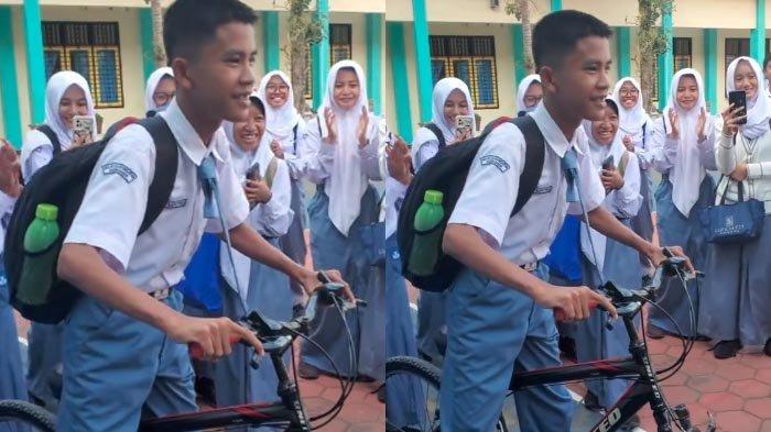 Tiap Hari Jalan Kaki, Romsi Siswa SMA Haru Dapat Sepeda Hasil Iuran 1 Kelasnya, Guru: Kalian Keren