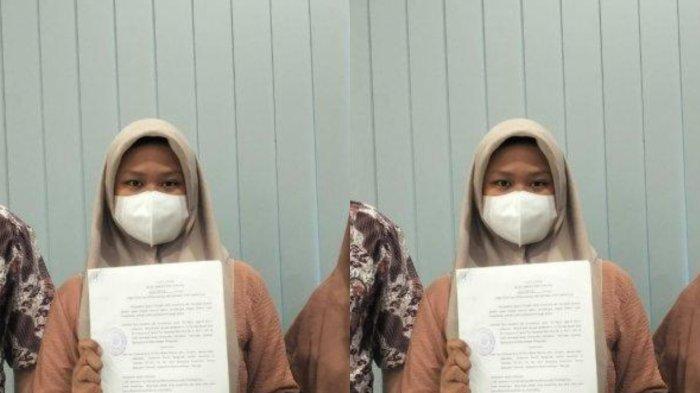 ANAK POLISIKAN AYAH - IV (tengah) bersama ibu dan pengacaranya menunjukkan bukti-bukti yang akan digunakan untuk melaporkan ayahnya ke polisi pada Senin, (3/2/2025). IV tak dinafkahi selama 10 tahun hingga harus jualan gorengan di sekolah.