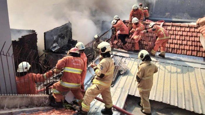Tiga bangunan rumah di Jalan Adityawarman Gang IV, Darmo, Wonokromo, Surabaya, terbakar, Sabtu (23/12/2023).