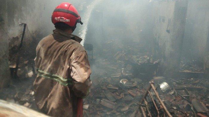 Personel Damkar sedang memadamkan kebakaran yang melanda tiga rumah warga di Jalan Nanas Kelurahan/Kecamatan Patrang Jember ludes terbakar, Sabtu (19/10/2024) siang.