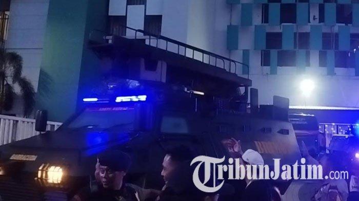 Tim Arema FC harus pulang menggunakan kendaraan rantis dari Stadion Gelora Bung Tomo (GBT) Surabaya, usai kalah 2-3 dari Persebaya, Sabtu (7/12/2024).