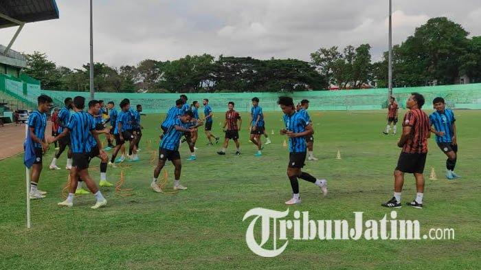 Tim Arema FC saat menjalani latihan di Stadion Gajayana Malang, Senin (20/11/2023).