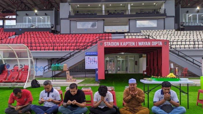 Tim Arema FC saat melakukan pemotongan tumpeng di Stadion Kapten I Wayan Dipta Bali pada Selasa (4/7/2023).