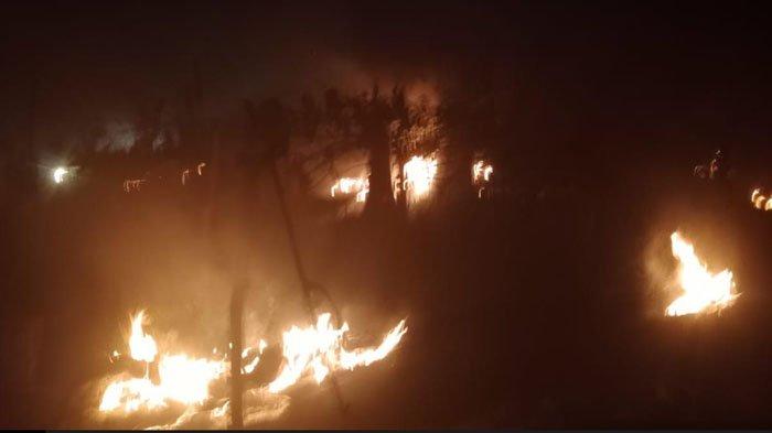 Tim Damkar dan BPBD Jember memadamkan kebakaran hutan di Lereng Gunung Raung
