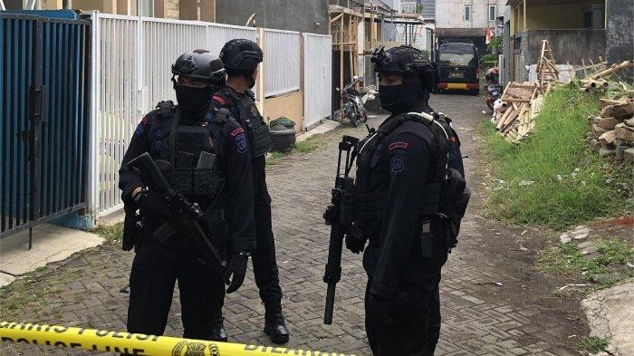 Tim Densus 88 Mabes Polri menjaga dan mensterilkan area rumah terduga teroris di Kota Batu, Kamis (1/8/2024)