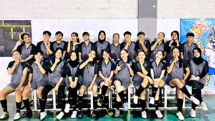 OPTIMISTIS - Tim Futsal putri Kabupaten Kediri bersiap menjalani pra Porprov Jatim pada 20 April 2025 mendatang. Doni berharap timnya bisa mengumpulkan sembilan poin penuh atau setidaknya tujuh poin untuk bisa lolos ke Porprov dengan target medali.