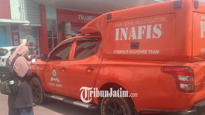 Tim Inafis Polres Jember melakukan olah TKP polisi dikeroyok ratusan pesilat.