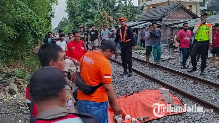 Saat Tim Inafis Polrestabes Surabaya melakukan olah TKP pria tewas usai tiduran di perlintasan rel kawasan Jalan Ketintang Baru, Ketintang, Gayungan, Surabaya, Jumat (17/11/2023) sore