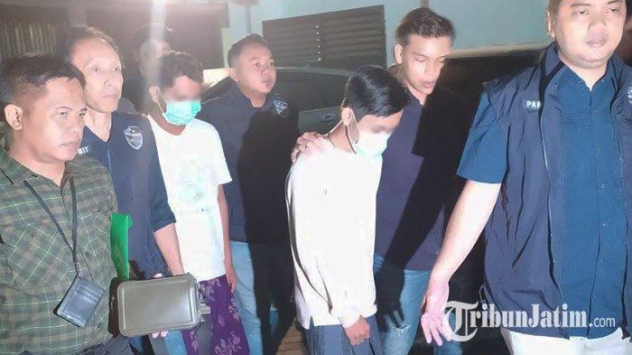 Saat Tim Siber Polda Jatim menangkap YouTuber konten kreator asal Madura, pemilik akun YouTube Akeloy Production, pembuat Film 'Guru Tugas 2' yang meresahkan masyarakat kalangan pesantren di Madura karena diduga memproduksi konten video bermuatan asusila.