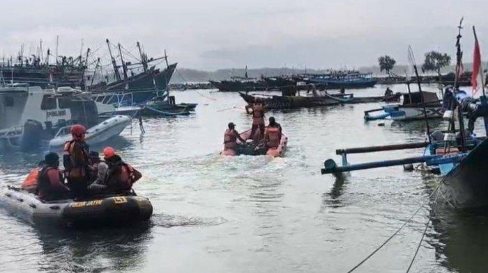 PENCARIAN KORBAN LAKA LAUT - Tim gabungan melakukan pencarian terhadap Suraji, pemancing yang diduga tersapu ombak di kawasan Pantai Ngambur, Desa Plumbungan, Kecamatan Kebonagung, Kabupaten Pacitan, Jatim, Senin (14/4/2025). Dua hari hilang, Suraji, pemancing yang diduga tersapu ombak di kawasan Pantai Ngambur, Desa Plumbungan, Kecamatan Kebonagung, Kabupaten Pacitan, Jatim belum ditemukan