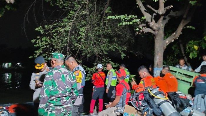 Tim rescue mencari satu balita tenggelam di Sungai Brantas.