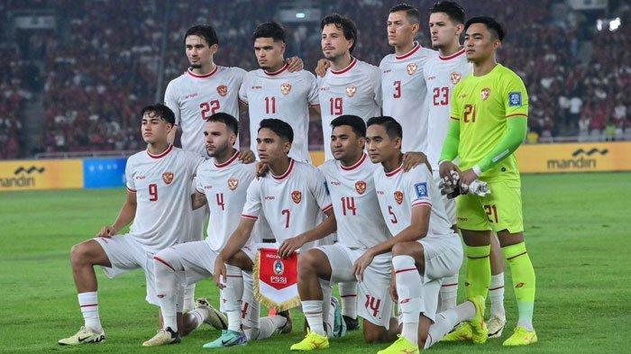 TIMNAS INDONESIA - Skuad timnas Indonesia jelang kickoff melawan timnas Filipina pada laga Grup F Kualifikasi Piala Dunia 2026 Zona Asia di Stadion Utama Gelora Bung Karno, Jakarta, Selasa (11/6/2024). Timnas Indonesia akan meluncurkan jersey tandang baru pada Senin (3/2/2025) pukul 17.00 WIB.