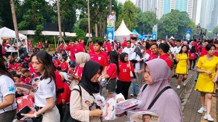 STADION GBK - Jelang pertandingan Indonesia vs China banyak penjual makanan, minuman hingga atribut di area GBK, Kamis(5/6/2025). Di sela-sela antusias tinggi masyarakat Indonesia dengan pertandingan di GBK ini banyak masyarakat yang datang untuk mencari rezeki. Di pintu 5 Gelora Bung Karno, banyak penjual atribut Timnas Indonesia. Tak hanya pedagang atribut, calo tiket juga banyak yang bergentayangan.