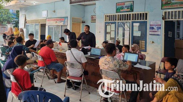 Timsus meminta keterangan siswa SDN 236 Gresik di Balai Desa Randupadangan, Menganti, Gresik, Selasa (19/9/2023).