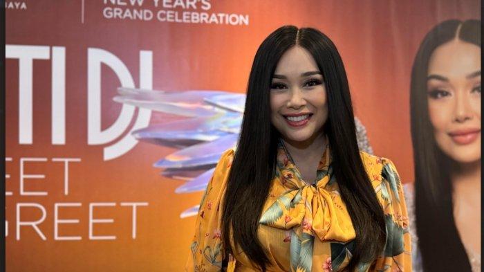 RIDERS - Penyanyi Titi DJ menyoroti soal riders artis yang semena-mena. Ia bongkar sosok penyanyi punya riders tak masuk akal hingga buat panitia kewalahan, Rabu (16/7/2025).