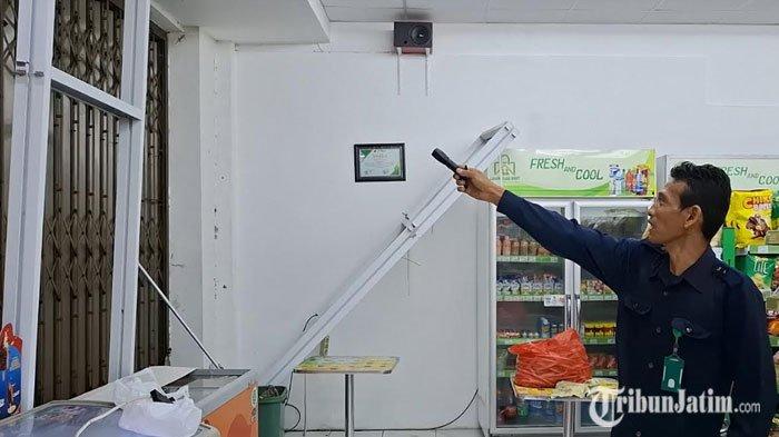 Security toko swalayan di Jalan Diponegoro, Kelurahan Manisrejo, Kecamatan Karangrejo, Kabupaten Magetan, menunjukkan pintu kaca yang rusak akibat diterjang cuaca ekstrem, Rabu (25/9/2024), sekira pukul 19.30 WIB.