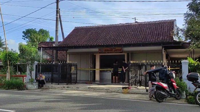 Toko emas Sinar Jaya disantroni oleh perampok pada siang bolong, Jumat (9/2/2024). Komplotan rampok mendatangi toko emas saat shalat jumat.