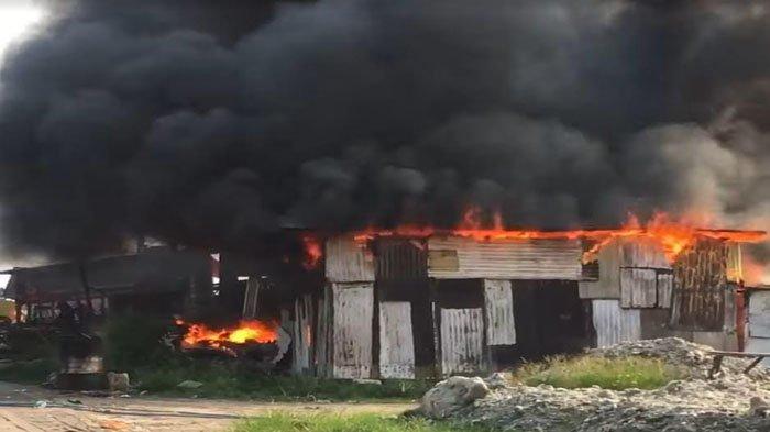 Toko perlengkapan nelayan terbakar sampai ludes di Lamongan, Rabu (21/2/2024)