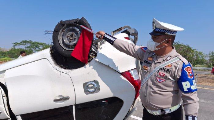Mobil Toyota Avanza Terguling di Tol Jombang-Mojokerto. Berikut data 10 korban yang alami luka