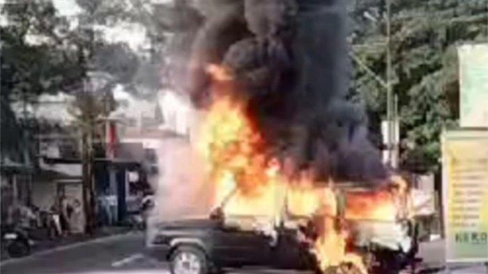 Toyota Kijang AG 1735 SL keluaran 1995 terbakar di depan SPBU Sembon, Kecamatan Karangrejo, Tulungagung, Sabtu (18/1/2025).
