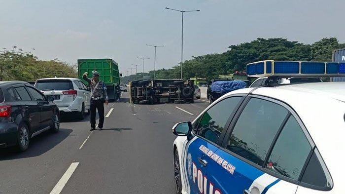 Truk boks bermuatan serbuk pewarna terguling di Tol Waru-Sidoarjo, KM 750.800 Jalur A, pada Sabtu (19/10/2024) pagi.