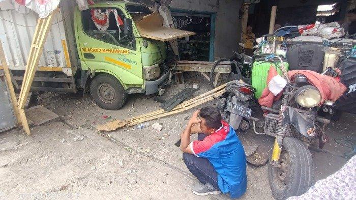 Truk box pecah ban oleng tabrak rumah dan motor di Jalan Raya Pelemwatu Desa Pelemwatu, Kecamatan Menganti, Kabupaten Gresik, Minggu (17/11/2024).