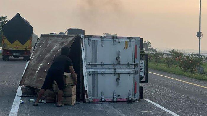 KECELAKAAN TRUK TOL JOMBANG - Kondisi kendaraan truk box setelah selip ban dan terguling di Tol Jombang-Mojokerto di KM 676+400 Jalur A (Surabaya-Nganjuk) pada Senin (3/3/2025). Muatan pupuk cair tumpah ke jalan