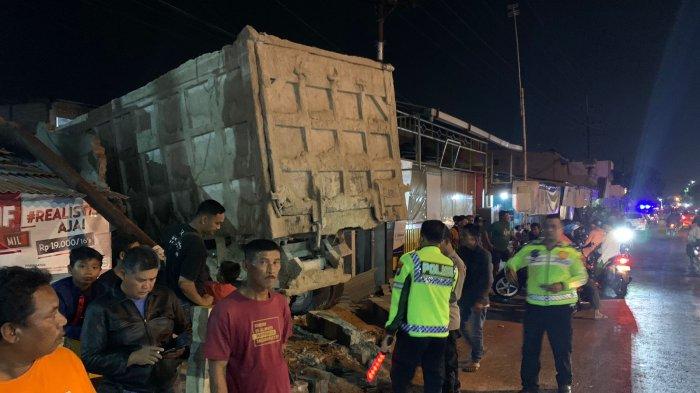 Truk sasak rumah di Jalan Raya Roomo, Manyar, Jumat (22/9/2023) malam.