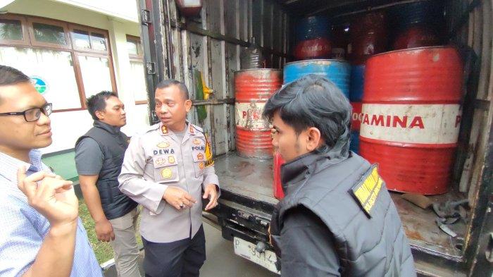Truk yang digunakan untuk memuat bio solar hasil penimbunan di Mapolresta Banyuwangi, Selasa (18/7/2023).