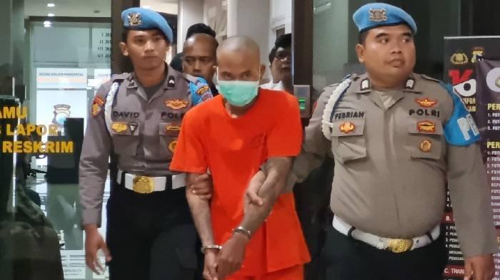 UD tersangka pembacokan diamankan di Mapolres Gresik, Senin (27/1/2025). UD bacok tetangganya usai kesal diejek sering utang rokok