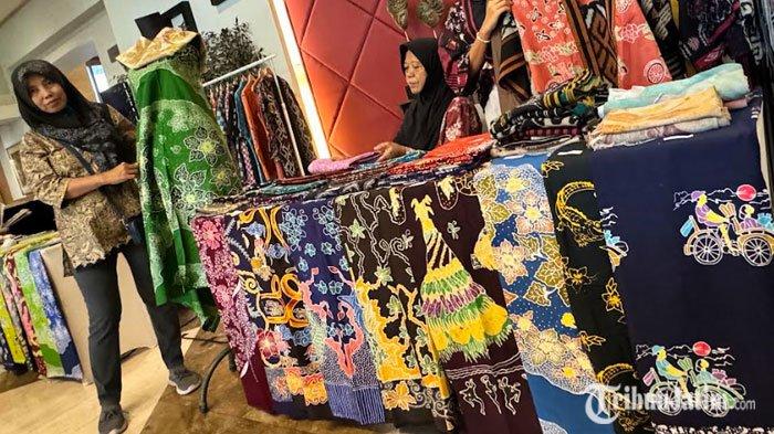 UMKM Yubella memperkenalkan koleksi batiknya di Hotel Santika Pandegiling, Rabu (2/10/2024)