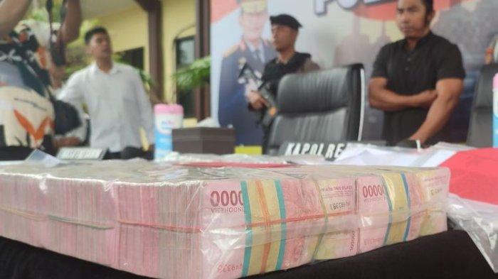 Uang hasil pungli untuk sertifikasi PPG Agama Islam yang ditarik PGTK Bumi Serasi, Senin (23/9/2024). Pelaku kantongi Rp 1,16 miliar.
