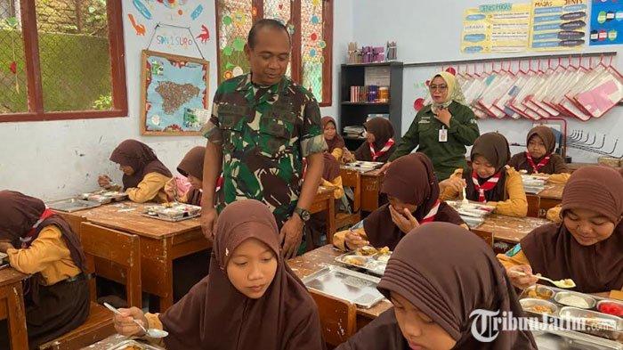 Uji coba makan bergizi gratis digelar di Ponorogo. Dimana Kodim 0802 Ponorogo menggelar makan bergizi gratis di SDN 1 Surodikraman Ponorogo