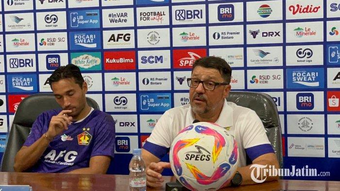 Pemain Persik Kediri Ezra Walian dan pelatih kepala Persik Kediri Marcelo Rospide saat sesi postmatch press conference Persik Kediri vs Malut United FC yang berlangsung di Stadion Brawijaya, Minggu (25/8/2024).