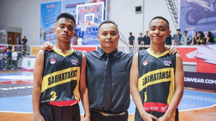 Si kembar Abhirama Putra Susetyo dan Adhigana Putra Susetyo yang merupakan pemain SMAN 7 Malang bersama ayahnya Susetyo Adi yang asisten pelatih SMAN 7 Malang di ajang DBL 2024 seri Malang