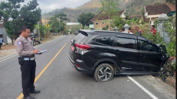 Unit Gakkum Satlantas Polres Ponorogo sedang olah TKP, Selasa (1/10/2024)
