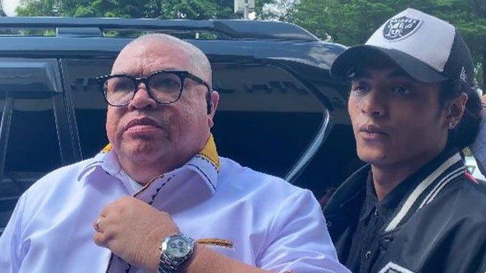 DITAHAN - Pengacara Razman Arif Nasution bersama TikTokers Vadel Badjideh saat ditemui di Polres Jakarta Selatan, Kamis (13/1/2025). Vadel kini resmi ditahan untuk 20 hari ke depan atas laporan artis Nikita Mirzani dugaan kasus pelecehan dan aborsi terhadap LM, Jumat (14/2/2025).