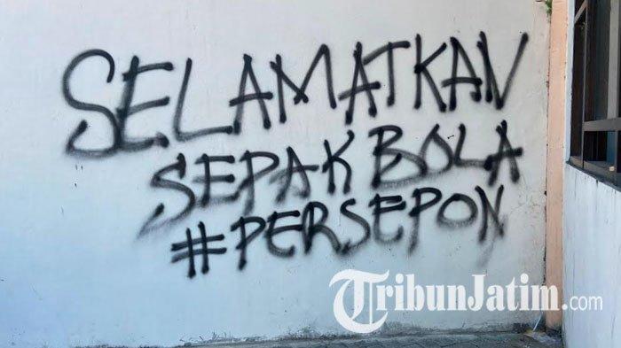 Vandalisme dengan tulisan umpatan dan save Persepon di Stadion Batoro Katong Ponorogo, Kamis (27/7/2023).