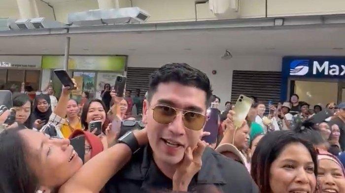 DIKERUMUNI FANS - Verrell Bramasta dikerumuni penggemar, sebagian besar perempuan saat tengah liburan di Singapura, Minggu (8/6/2025). Dalam insiden ini Verrell Bramasta dibantu pihak kepolisian Singapura.