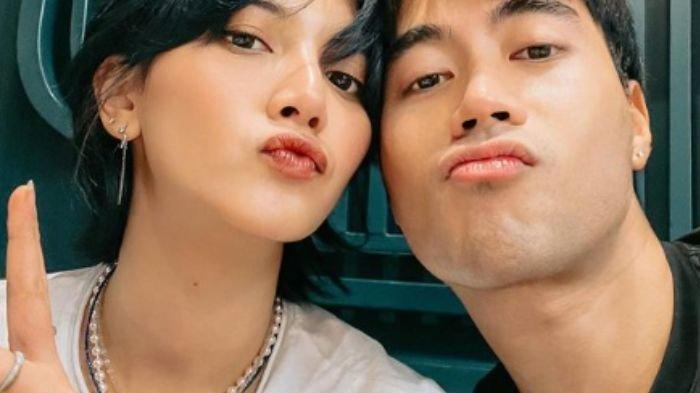 Pasangan selebriti Vidi Aldiano dan Sheila Dara.