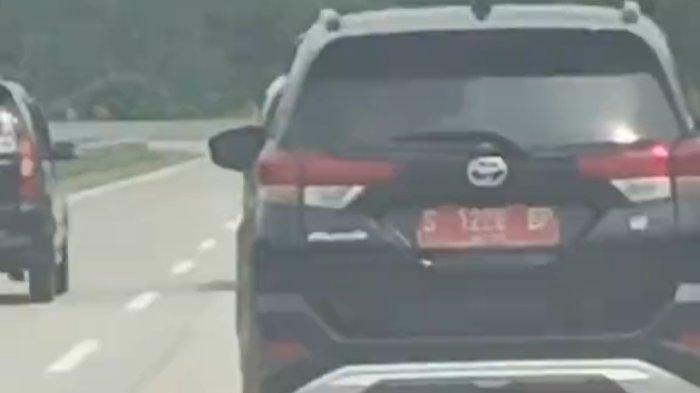 MOBIL DINAS - Sebuah video memperlihatkan mobil dinas plat S Bojonegoro melaju di Tol Trans Sumatera wilayah Lampung saat momen arus mudik Idul Fitri, mendadak viral di media sosial.