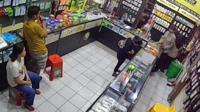 Tangkapan layar viral dua sejoli berkomplot mencuri ponsel milik karyawati penjaga Gerai Konter Pulsa di Jalan Kertopaten No.15A, Sidodadi, Simokerto, Surabaya, sekitar pukul 18.47 WIB, Senin (4/9/2023) kemarin.