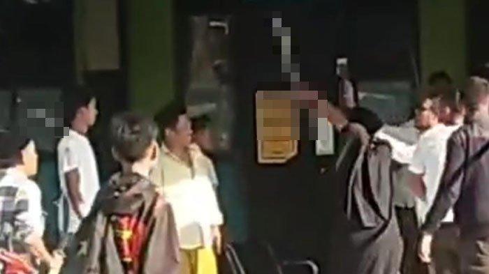 MASSA BERSAJAM : Viral video menyuguhkan massa menenteng senjata tajam (sajam) hendak memasuki pintu masuk IGD Puskesmas Geger pada Senin (28/4/2025) menjelang waktu sore hari.