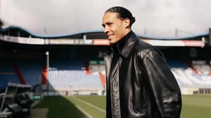 PERPANJANG KONTRAK - Kapten Liverpool, Virgil van Dijk telah menandatangani kontrak baru berdurasi dua tahun dengan kubu The Reds, Kamis (17/4/2025).