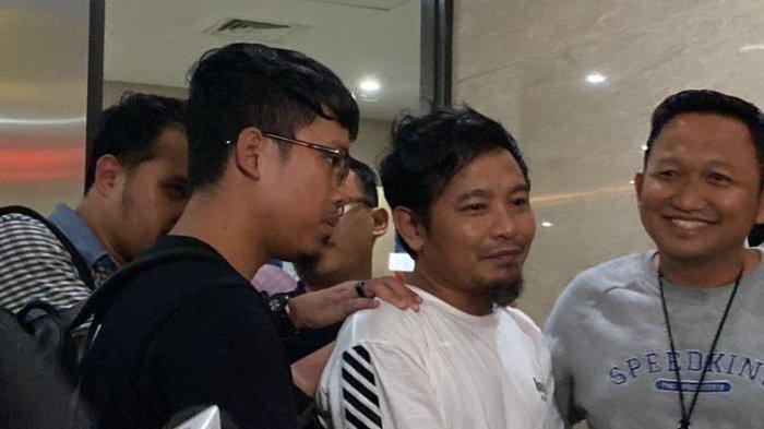 Vokalis band Zivilia, Zulkifli alias Zul Zivilia (baju putih) usai menjalani pemeriksaan terkait jaringan bandar besar narkotika Fredy Pratama di Bareskrim Polri, Jakarta Selatan, Kamis (5/10/2023). Eks vokalis band Zivilia, Zulkifli alias Zul Zivilia mengaku kenal dan pernah dipelihara bandar narkoba Fredy Pratama.