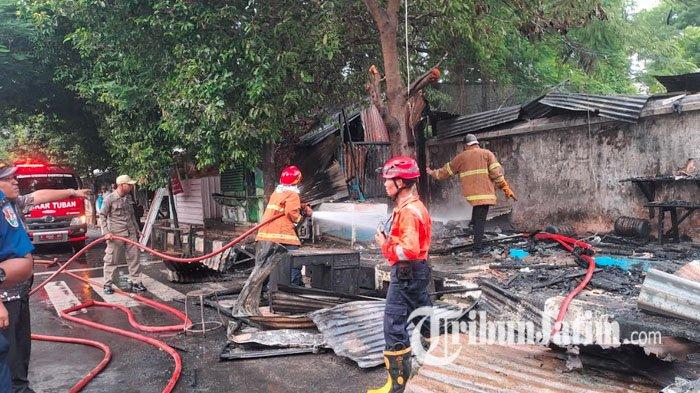 WARUNG TERBAKAR - Petugas Damkar Tuban melakukan pembasahan warung makan di trotoar Jalan Prof Moh Yamin Tuban, Kelurahan Gedongombo, Kecamatan Semanding, Kabupaten Tuban, yang terbakar, Kamis (20/2/2025). Sang pemilik warung mengaku baru membuka warungnya sekitar satu minggu.