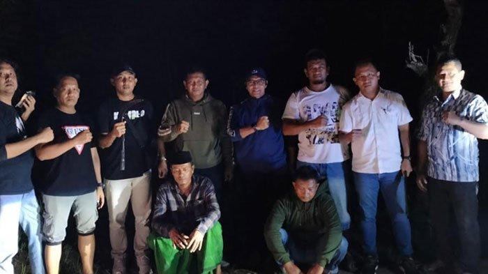 Wajah dua pelaku (jongkok) pembacok yang tewaskan saksi Paslon Nomor Urut 2 Slamet Junaidi-Ahmad Mahfudz (Jimad Sakteh) saat diamankan polisi di wilayah Kecamatan Ketapang, Kabupaten Sampang, Madura.